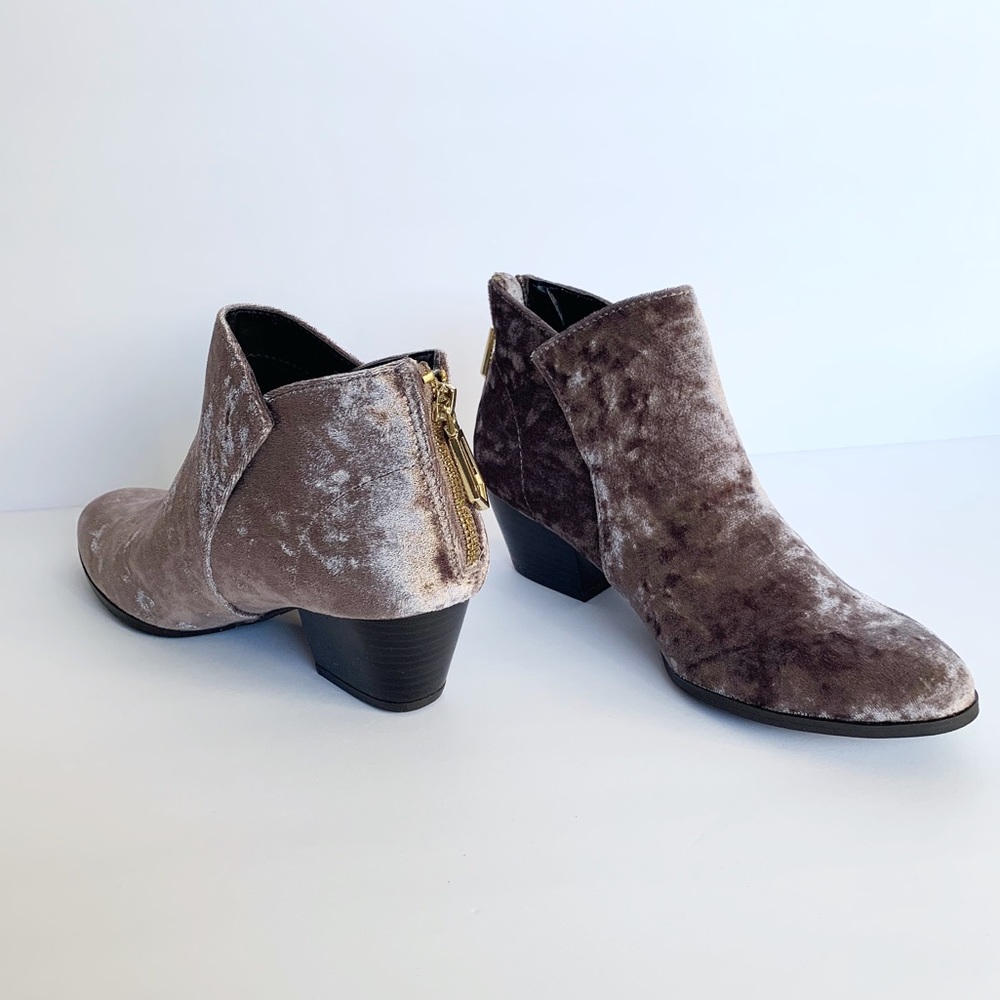 Mauve velvet block heel almond toe ankle bootie - Picture 2 of 7